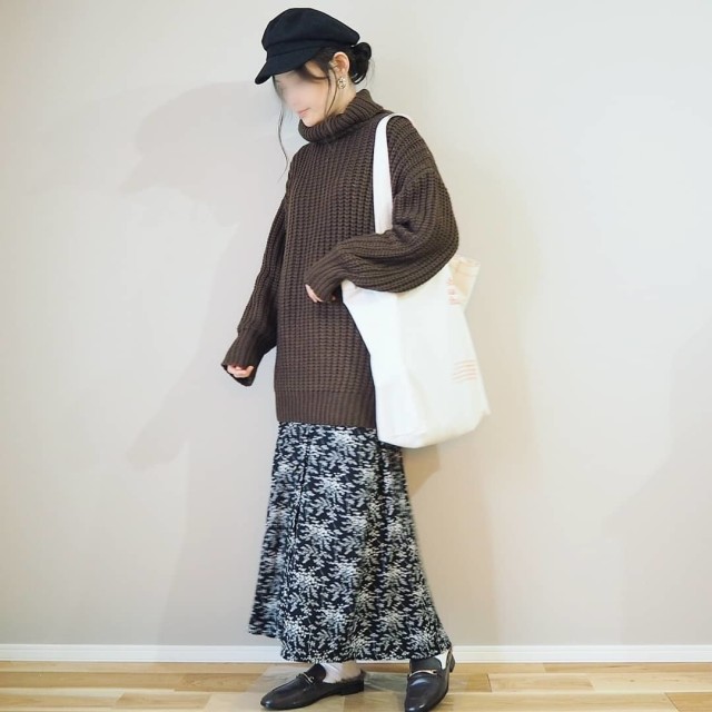 オーバーサイズな冬色タートルニットも花柄スカートがあれば軽やかに