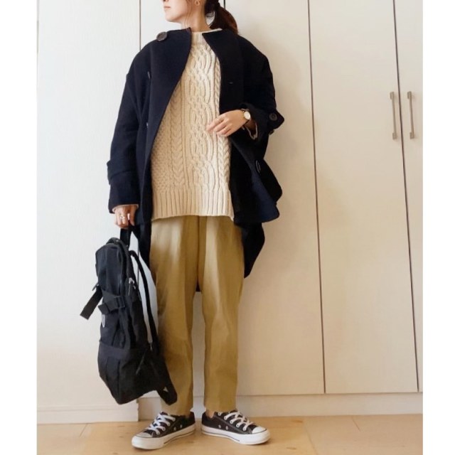 一枚でサマになるロングコートを羽織って