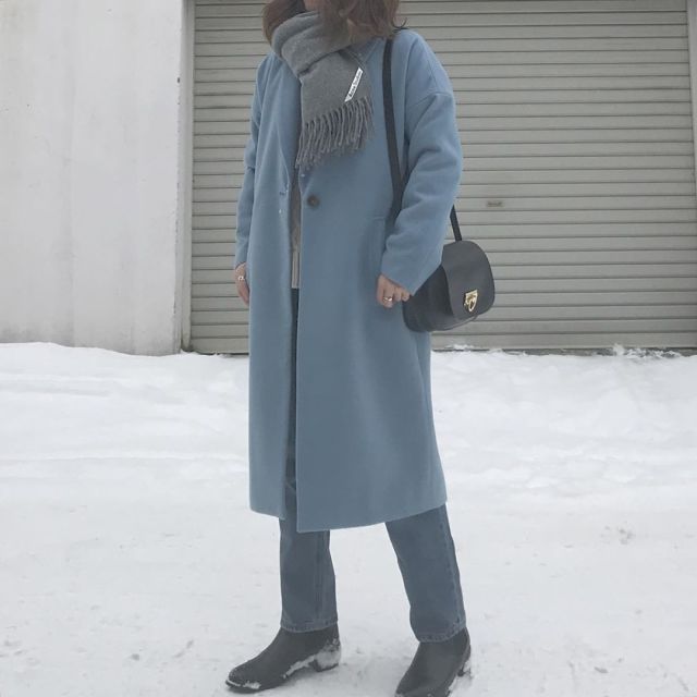 グレー マフラー X ブラック ショルダーバッグ X ブルー コート ロング X ブルー デニムパンツ X ブラック ブーツのコーディネート Cbk カブキ