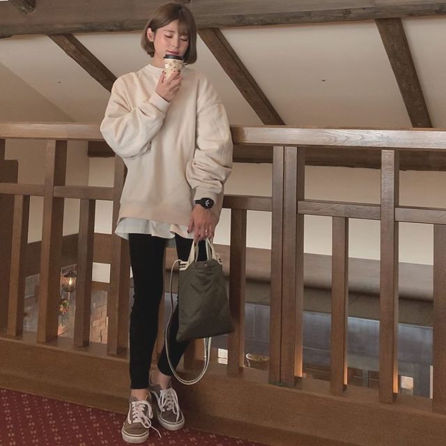 人気の白インナー見せコーデに合わせて
