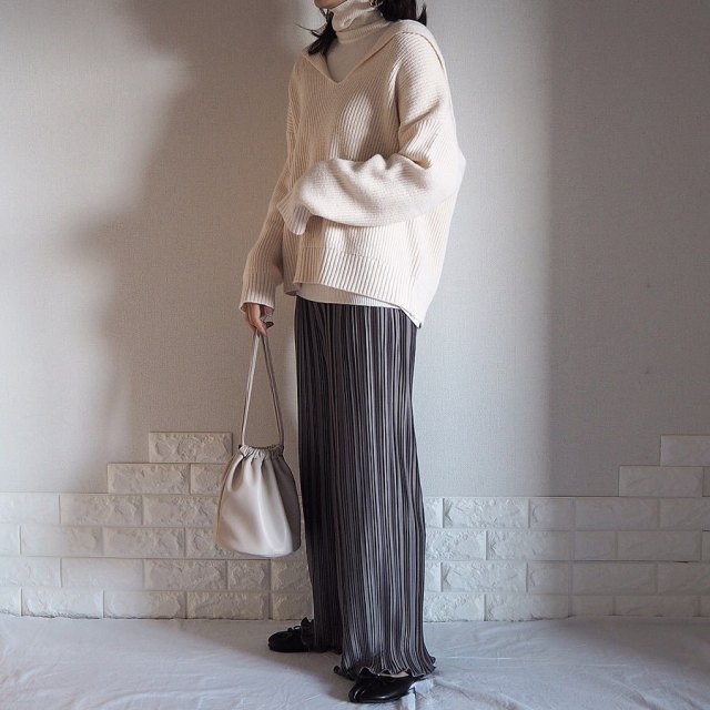 裾メロウのプリーツパンツで大人可愛く