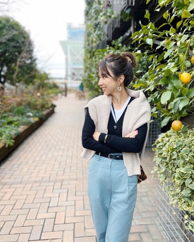 「ハイウエストのきれいめパンツ」にベルトをプラスして大人っぽく