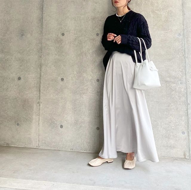 【2】「グレーのサテンスカート」コーデ