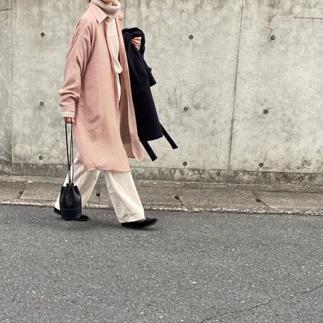 ピンクブラウンのシアーなロングシャツをアウター使いに