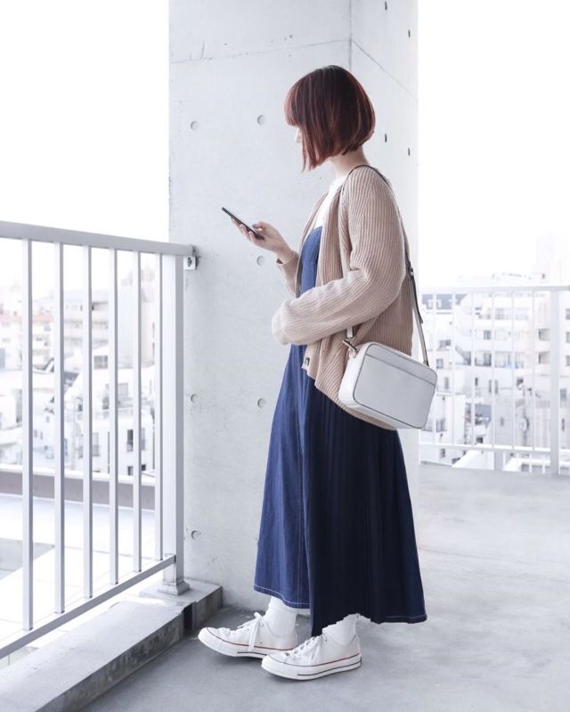 印象的なプリーツラインのオーバーオールスカート