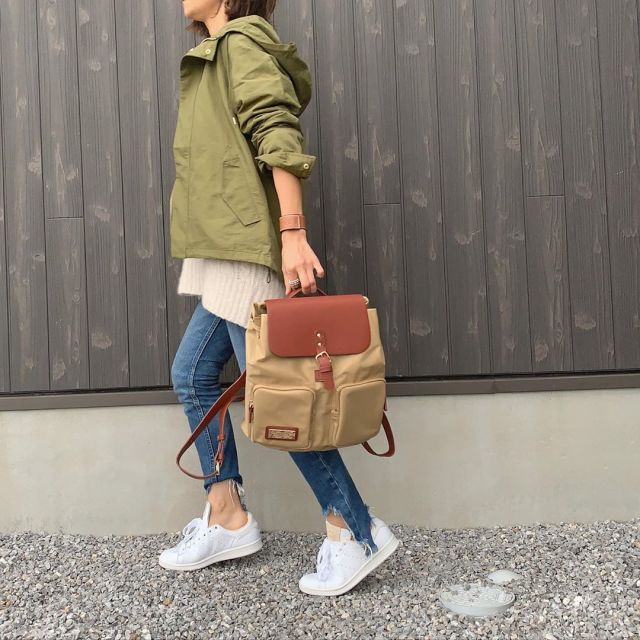 スニーカーにはぴったりめのカットオフデニムを合わせて