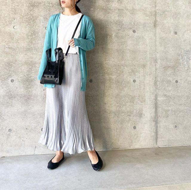 プリーツスカートの魅力1／上半身がシンプルであっても華やかさを足してくれる
