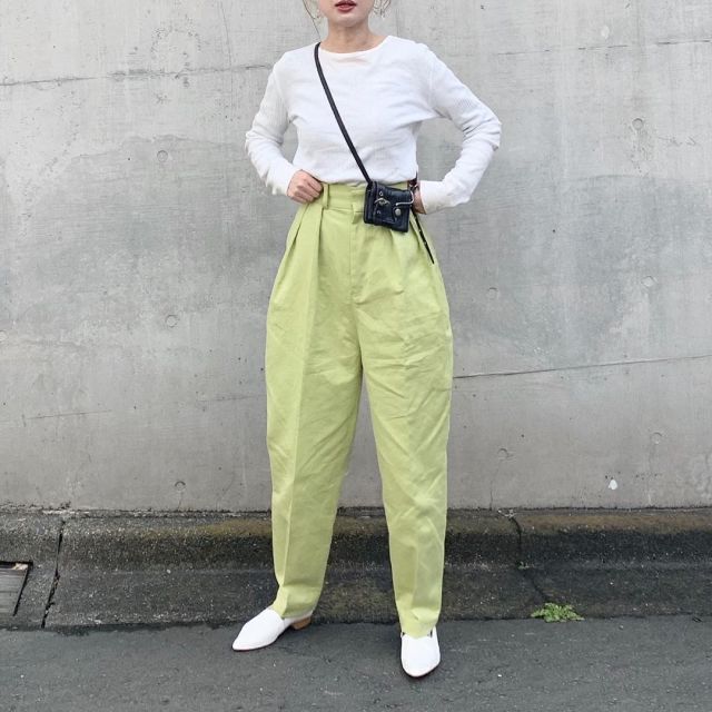 腕まくりしやすい薄手素材のトップス