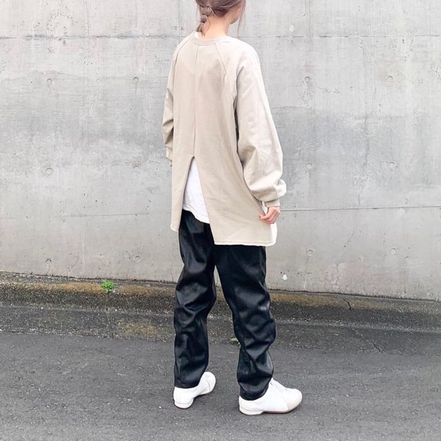 背中の裾にスリットが入った服の名前は？