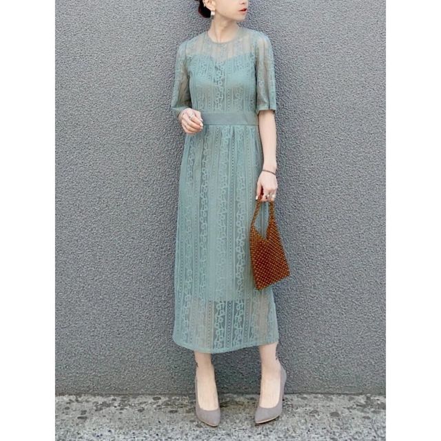 【40代・結婚式の服装】甘めカラーワンピースはシンプルデザインで大人っぽく