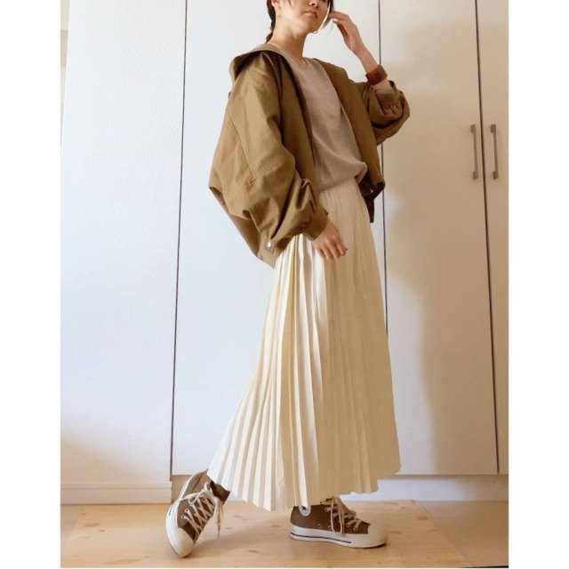 【ブラウンマウンテンパーカーコーデ3】上下ホワイト系の服