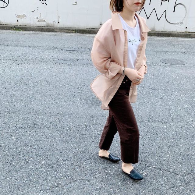 シアーシャツの前を開けて軽やかなレイヤードスタイルに