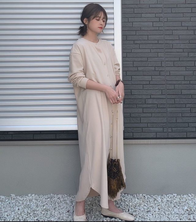 【ポイント4】ベージュロングワンピース×ワントーン