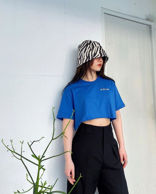 ブラック ゼブラ バケットハット X ブルー Tシャツ クロップド X ブラック パンツ ハイウエストのコーディネート アクセントカラーの ショート丈トップス 黒ボトムス でスタイルアップを狙え Cbk カブキ