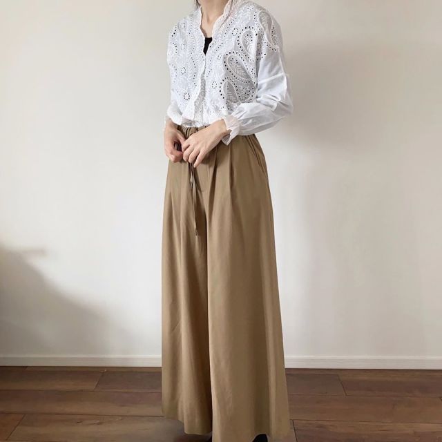 「ホワイトレースのブラウス」をパンツに合わせて