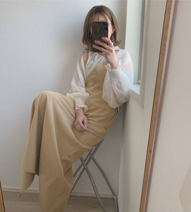 【3】ベージュのジャンパースカート