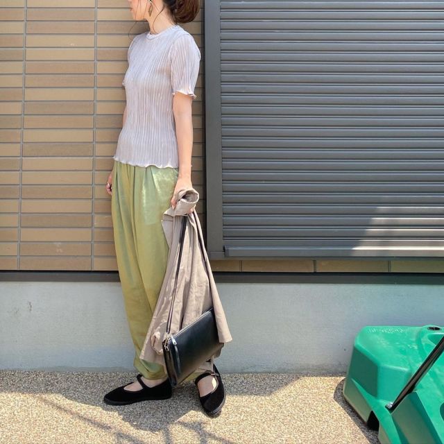 凹凸のある軽やかな細プリーツブラウス