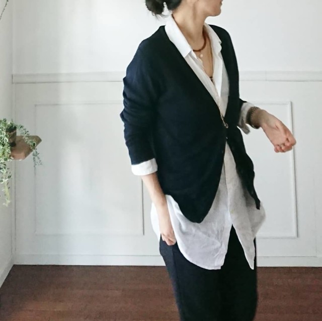 【4】肌寒い時期は「白ロングシャツ×長め丈のカーディガン・ニットを重ね着」
