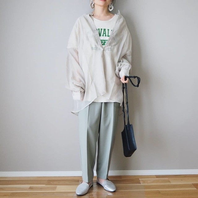 シアーシャツとロゴTシャツのカジュアルなレイヤード
