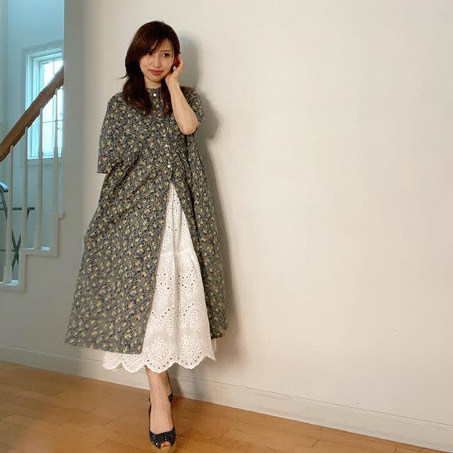 大人っぽい色の小花柄ワンピはガーリーに着こなしてもOK♪