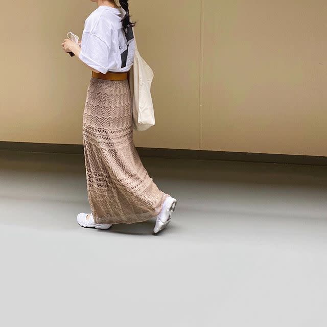 おしゃれ上級者感を漂わせる「異素材スカート」合わせ