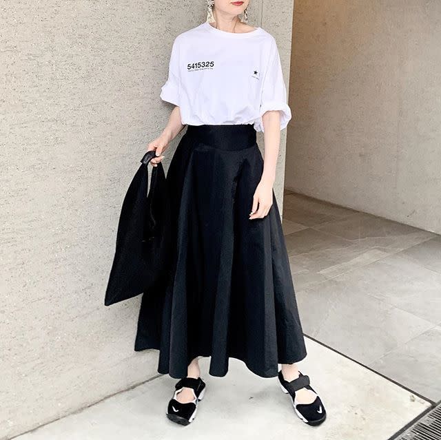 ブラック トートバッグ Mm6 エムエムシックス X ホワイト Tシャツ ロゴ オーバーサイズ ビッグ X Emma Taylor エマテイラー ブラック ロング スカート フレア X エアリフト Nike ナイキ ブラック スニーカーのコーディネート ロングスカートにインしてきれいめ