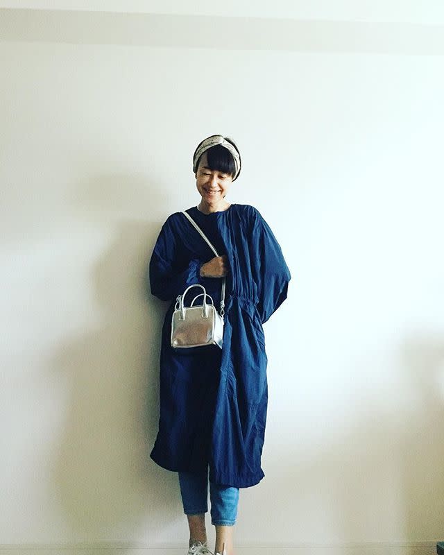 ショルダーバッグ シルバー スクエア Gu ジーユー X Uniqlo ユニクロ ネイビー ロング パーカー X ブルー デニムパンツのコーディネート 40代のショートヘアに使える いいことずくめのヘアバンドアレンジ Cbk カブキ