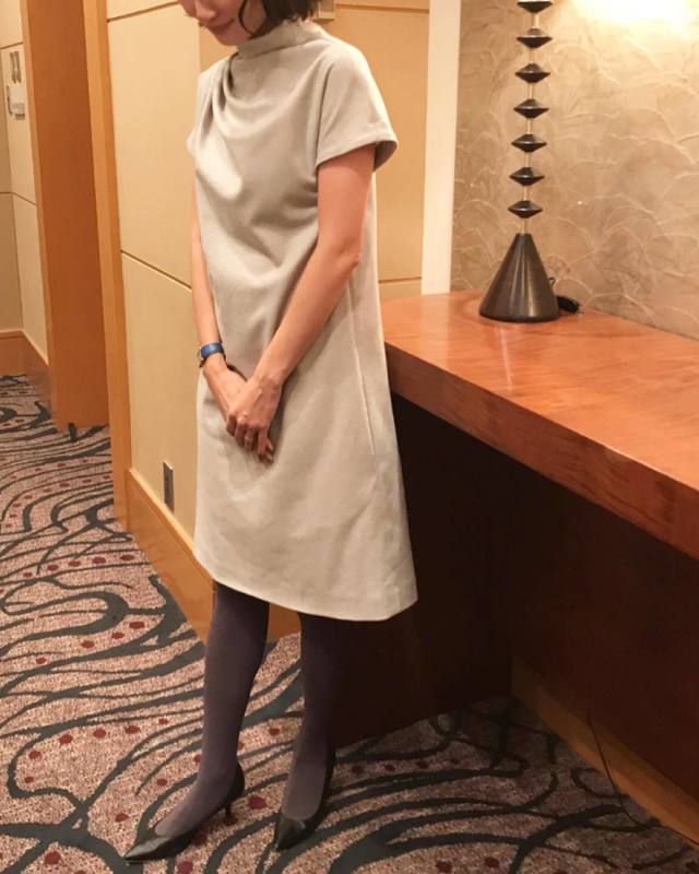 アイボリー 半袖 ワンピース 無地 モックネック Yoko Chan ヨーコチャン X 無地 ブラック パンプス ポインテッドトゥ X 無地 グレー タイツのコーディネート Cbk カブキ