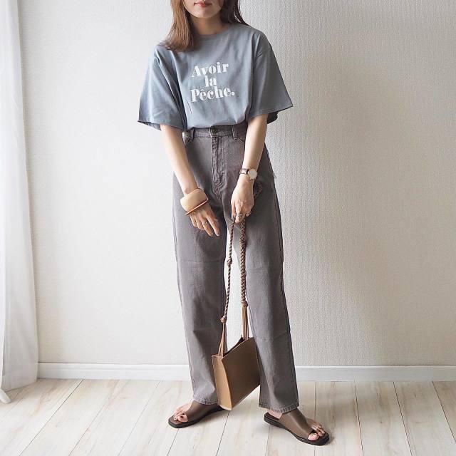 「シンプルなロゴTシャツ」もスタイリッシュなデザインがラインナップ！