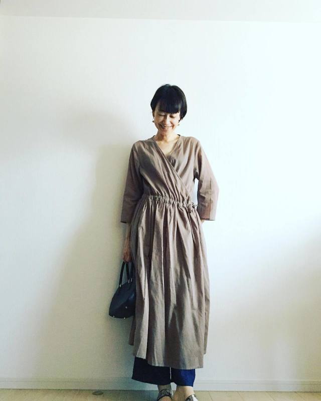 薄手のワンピースには「デニムパンツ」