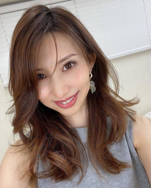 ブラウン 巻き髪 ミディアムの髪型 ヘアスタイル ヘアアレンジ ポイントは顔周り ミックス巻き で上品レディに包まれてみよう Sachi Cbk カブキ