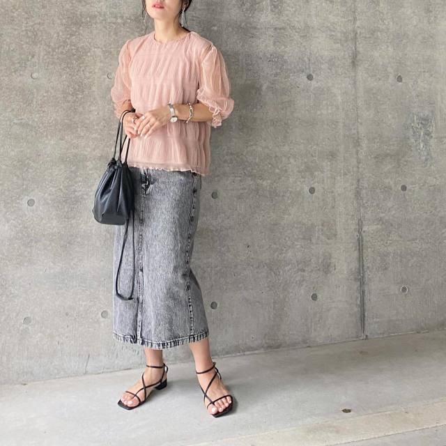 ピンクの甘さを抑えるなら「サーモンピンク」がおすすめ