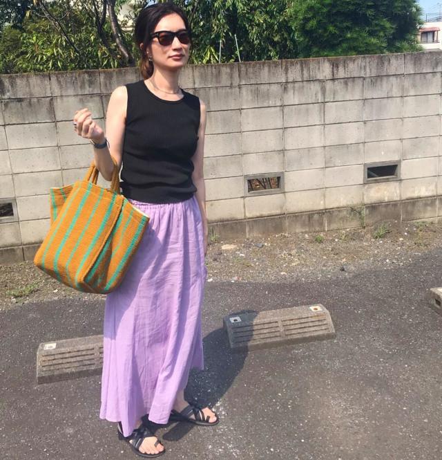 黒タンクトップを1枚で着るときの選び方・合わせるボトム