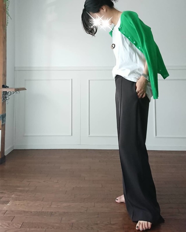 「黒のパンツ×キレイ色のトップス」でコントラストを効かせて