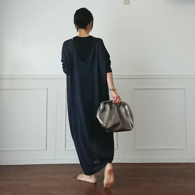 シンプルな黒ワンピースには差し色バッグをプラス