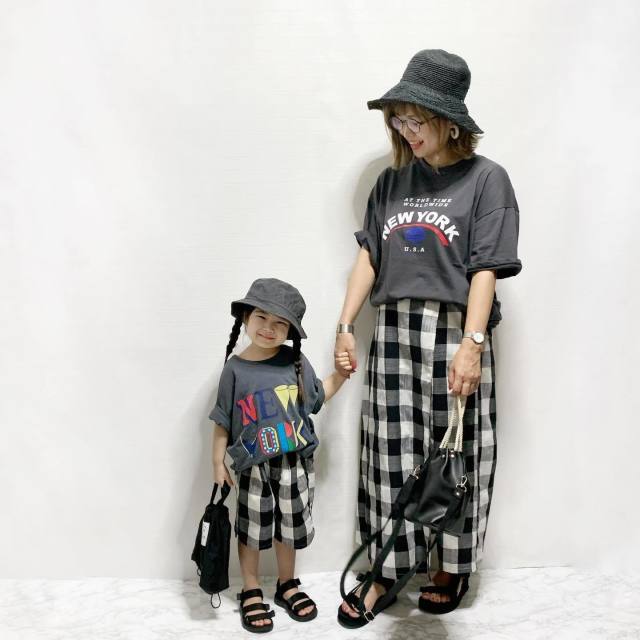 夏服をモノトーンでシックにまとめるのもおすすめ