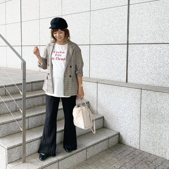 「フレアパンツ」でトレンドライクな服装に