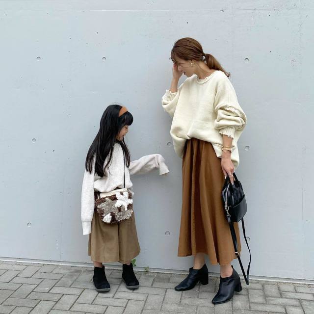 オーバーサイズトップス×フレアスカートで楽ちんオシャレに