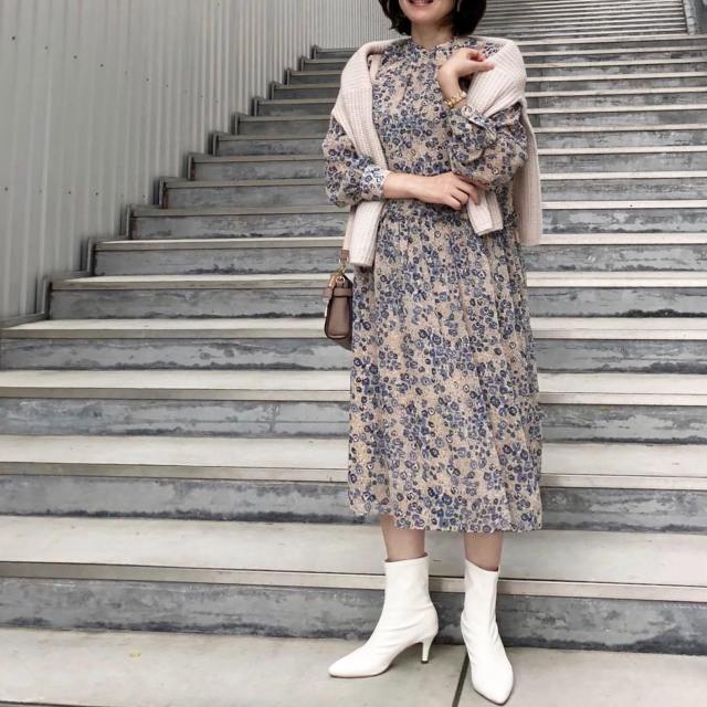 【トレンドの柄】 渋めカラー＆レトロ感のある花柄ワンピース