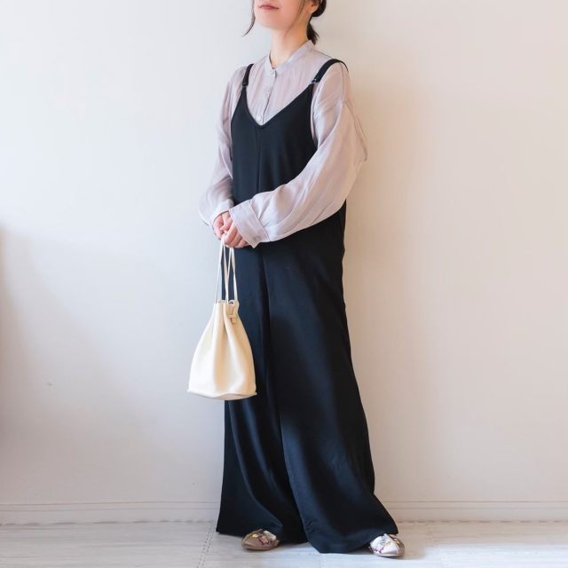 「三角バッグ」の代表は巾着バッグ！ カジュアルな雰囲気に