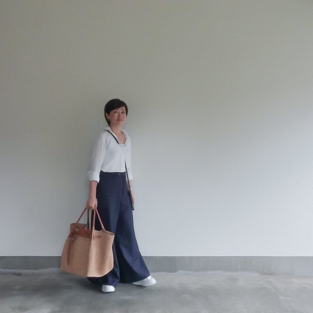 【身長150cm台の50代×ワイドパンツ】上下を白黒でまとめる