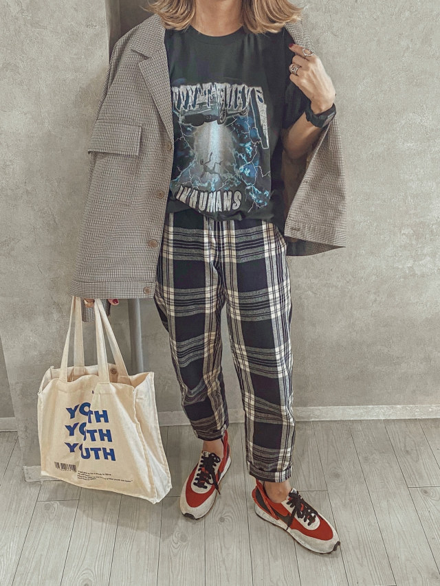 「プリントTシャツ×チェックパンツ」はベースカラーを合わせるのがポイント