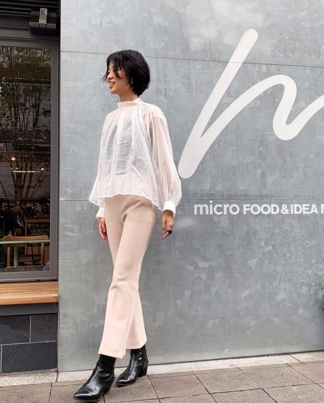 今、50代が着ておしゃれに見えるのは「スキニーパンツ」or「ワイドパンツ」？