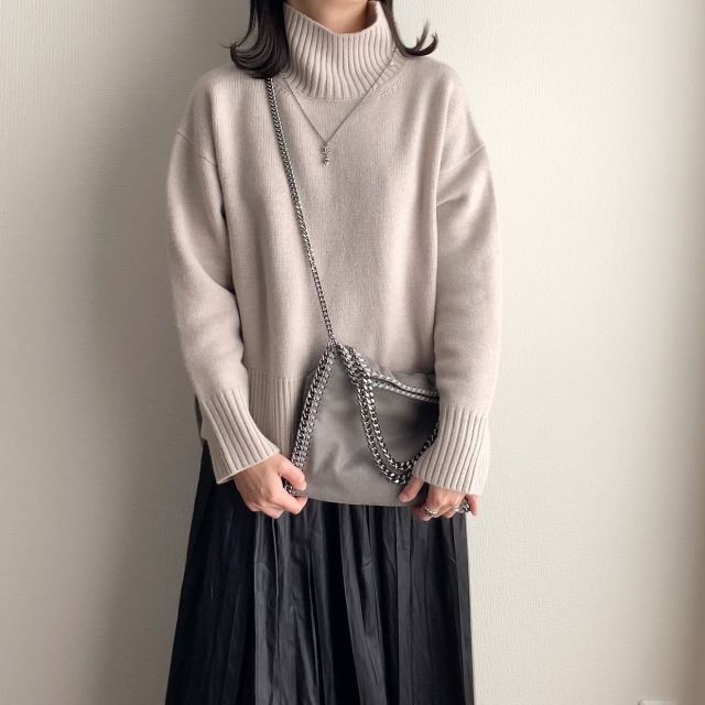 ベージュのタートルネック×クリーンな黒パンツ・黒スカート