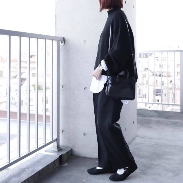 ゆったり黒ニット×黒パンツ×差し色小物のコーデ