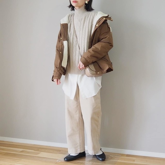 【ブラウンマウンテンパーカーコーデ3】上下ホワイト系の服