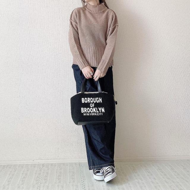 ベージュのタートルネック×スウェットパンツ・ワイドデニムパンツ