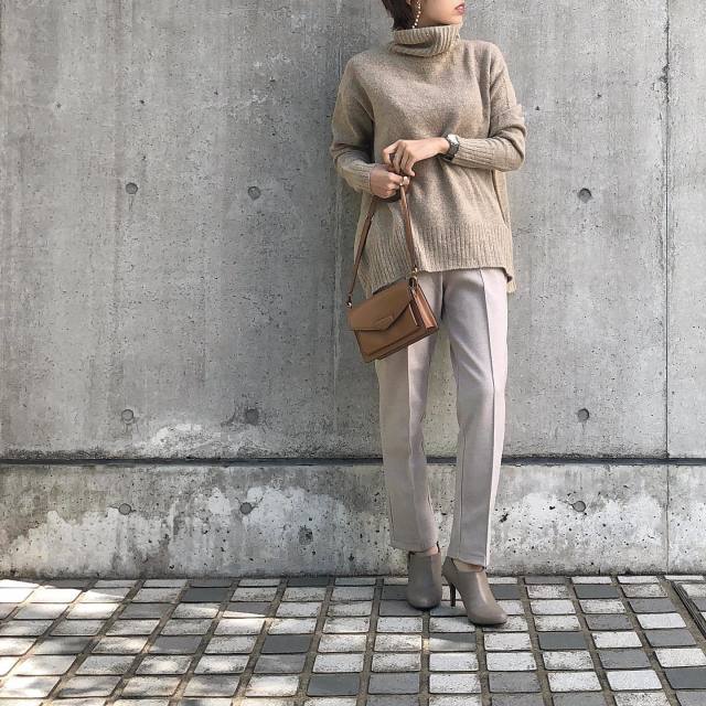 ベージュのタートルネック×淡い系統色の服
