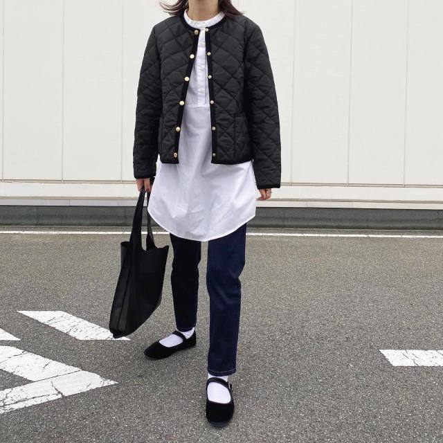 3｜白トップス×デニムパンツコーデに羽織る