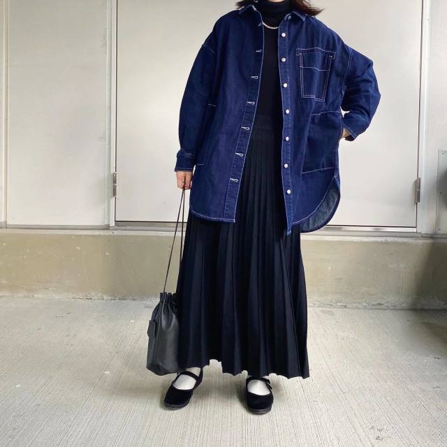 襟元からチラリと覗かせるだけ「デニムジャケット」